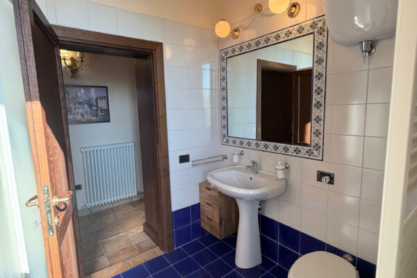 loggiato2-Bathroom view door open